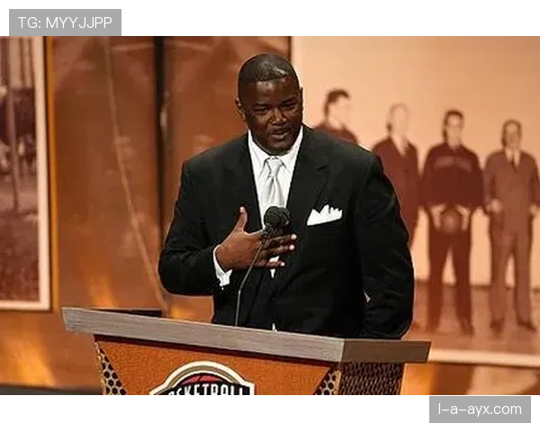 乔·杜马斯无球跑动提升投篮效率 拉开防守空间助攻增多