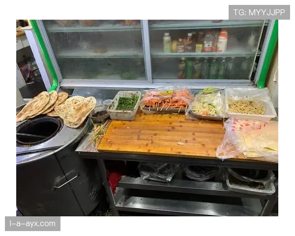 丁霞训练完直接蹲路边啃烧饼，这自律和接地气反差谁懂啊